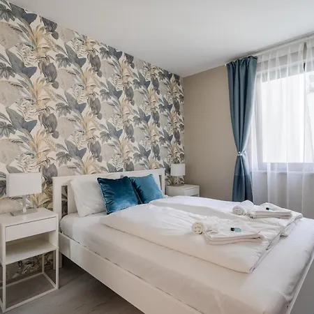 Navy Angel With Balcony * 布达佩斯