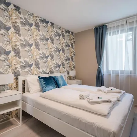 Navy Angel With Balcony 布达佩斯