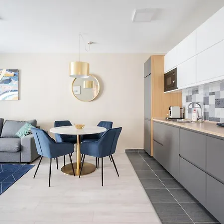 Navy Angel With Balcony 布达佩斯